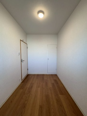 寝屋川サンハイツA棟の洋室|約2.8帖の洋室は仕事部屋や勉強部屋としてもオススメです。