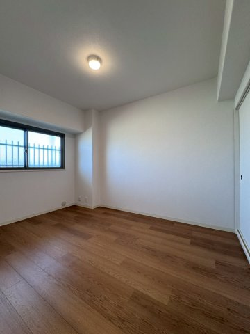 寝屋川サンハイツA棟の洋室|約5.8帖の洋室はクローゼット付きでたっぷり収納可能です。