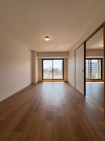 寝屋川サンハイツA棟の洋室|約7.3帖の洋室は隣の和室と扉で行き来できます。