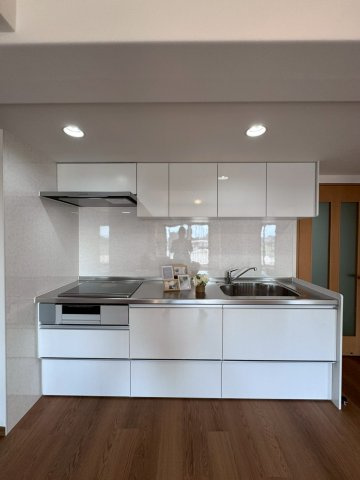 寝屋川サンハイツA棟のキッチン|白を基調としたキッチンで清潔感があります。