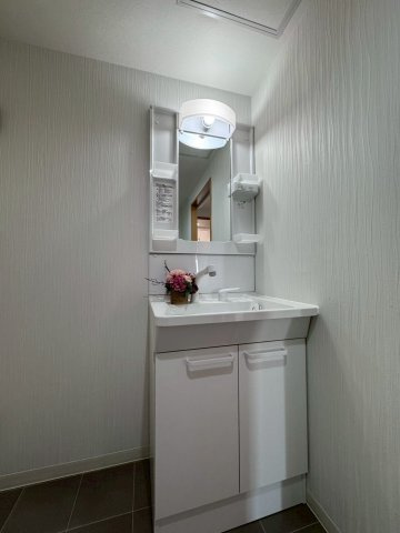 寝屋川サンハイツA棟の独立洗面台|コンパクトな洗面台で使いやすい設計です。
