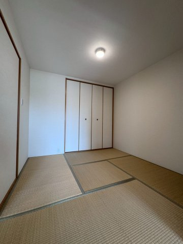 寝屋川サンハイツA棟の和室|約4.5帖の和室は押入付きですっきり収納できます。