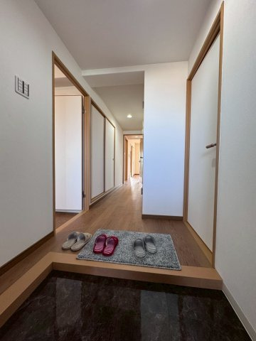 寝屋川サンハイツA棟の玄関|お好みのシューズボックスを置いていただけます。