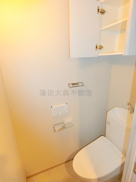 Live Casa千鳥町のトイレ|吊戸棚と温水洗浄暖房便座付きのトイレ