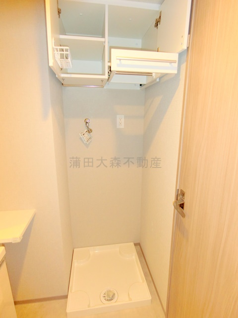 Live Casa千鳥町の設備|棚収納付きがうれしい洗濯機置き場