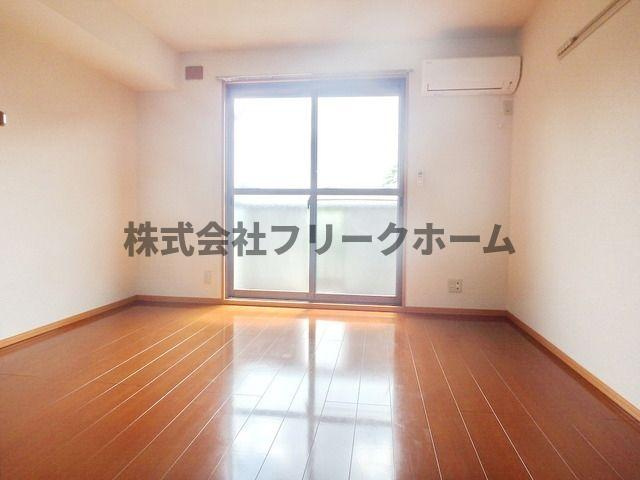 小金井市東町５丁目のアパートの居間・リビング