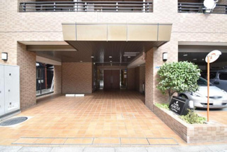 【エントランス】 | オートロックを備えた、マンションのエントランス。やはりセキュリティの観点は欠かすことができません。皆様を“安全”に送り出し、出迎えてくれます。～即日のご見学可能～　お問合せはお気軽にどうぞ。