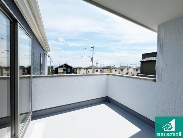 大津市和邇中　第3期　新築一戸建てのバルコニー|日当たりのよいバルコニー！お部屋が開放的に！