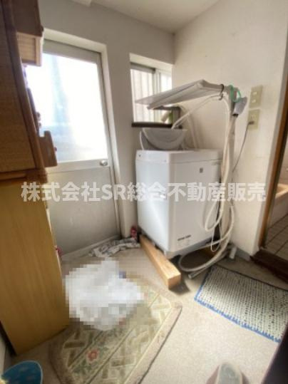 上六万寺町中古テラスハウスの脱衣所|明るい脱衣場です♪勝手口を開けると洗濯物を干せるスペースもあります！