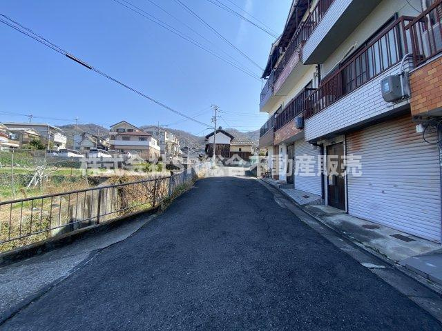 上六万寺町中古テラスハウスの前面道路含む現地写真|前面道路含む現地写真です