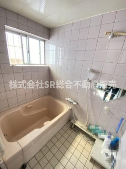 上六万寺町中古テラスハウスの浴室|お風呂には窓もあり、換気がバッチリとできます☆