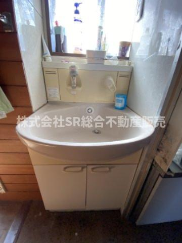 上六万寺町中古テラスハウスの独立洗面台|朝の身支度には欠かせない独立洗面化粧台