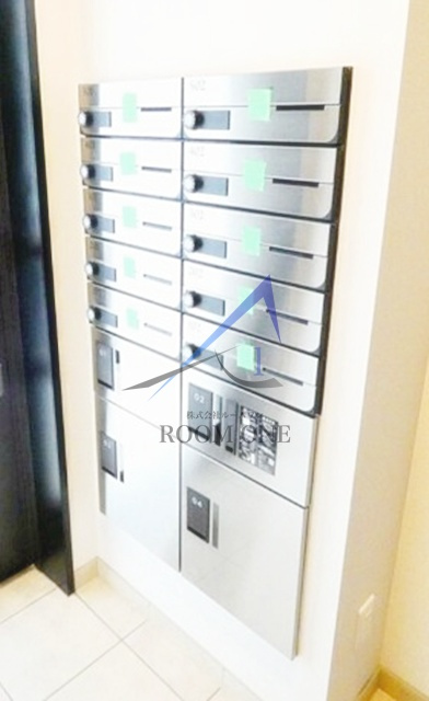 プラザN.J.Aのその他共用部分|集合ポストと宅配ボックスです。