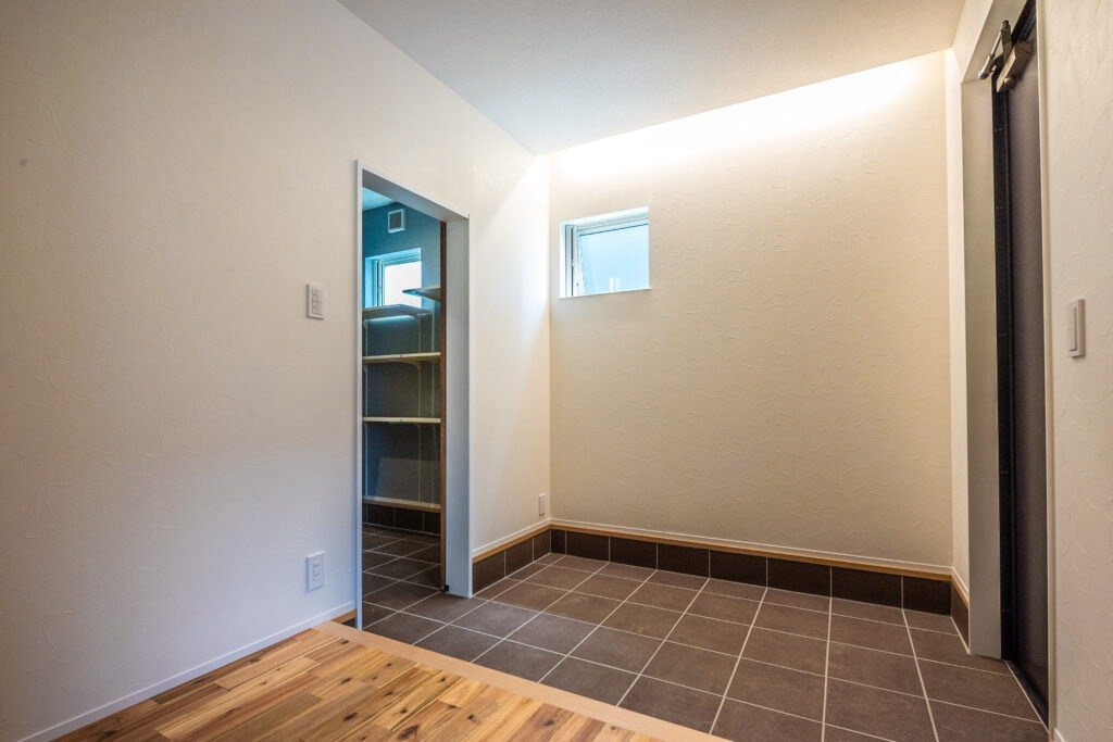 高島町　中古戸建の玄関