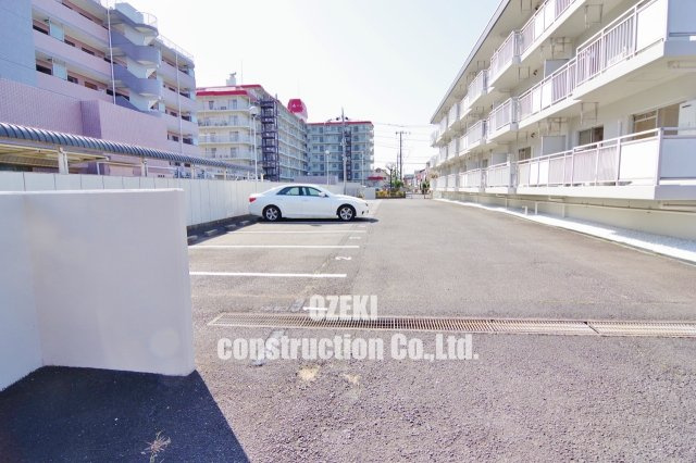 EVERTOW　Colore　SENGENDAIの駐車場