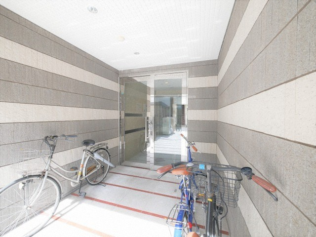 大阪市生野区新今里３丁目の賃貸マンションのエントランス