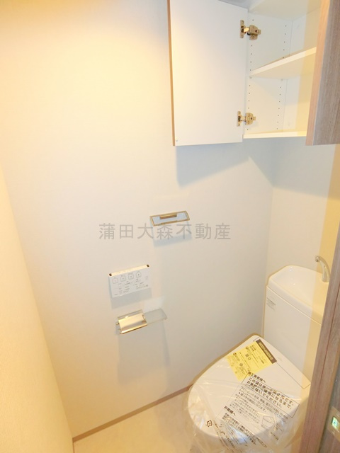 Live Casa千鳥町のトイレ|吊戸棚と温水洗浄暖房便座付きのトイレ