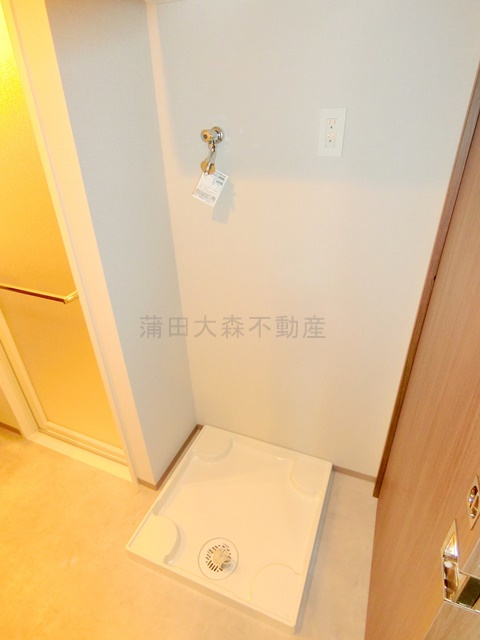 Live Casa千鳥町の設備|棚収納付きがうれしい洗濯機置き場