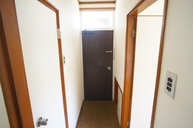 三輪マンションの玄関