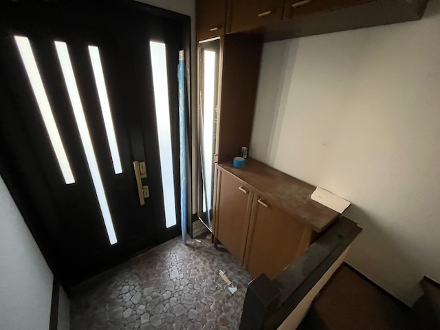 唐国町戸建の玄関