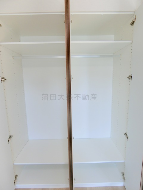 Live Casa千鳥町の設備|洋室3.4帖の収納クローゼット