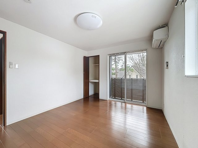「家族で移住」という決断の日の洋室|バルコニー付きのお部屋です♪