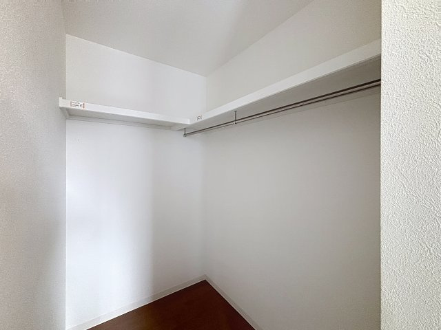 「家族で移住」という決断の日の収納|ウォークインもあるのでお洋服の収納にウレシイ！