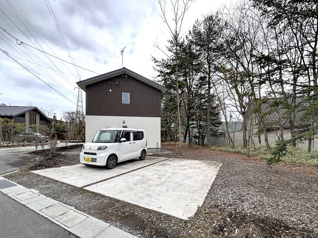 「家族で移住」という決断の日の駐車場