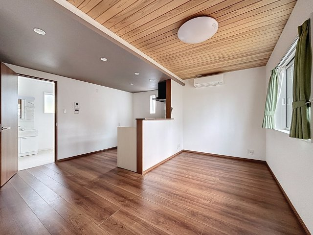 「家族で移住」という決断の日の居間・リビング|※他室の参考画像です