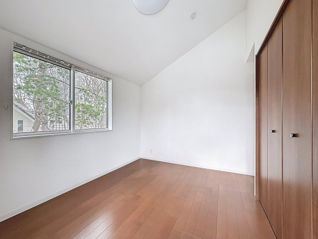 「家族で移住」という決断の日の洋室|窓から緑が見える部屋＾＾