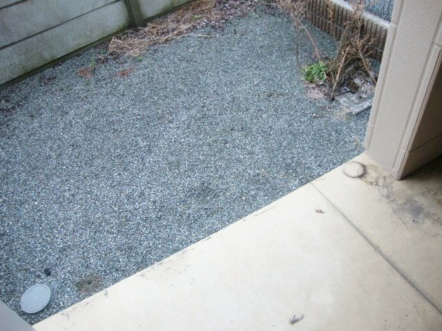 藤沢市高倉のアパートの庭