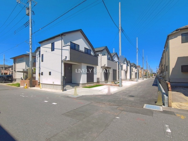 越谷市大字下間久里 新築分譲住宅 全7棟 A号棟の前面道路含む現地写真
