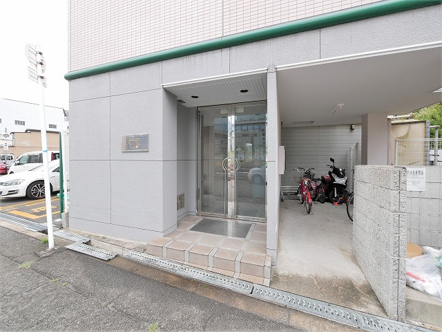 大阪市北区中津５丁目の賃貸マンションのエントランス