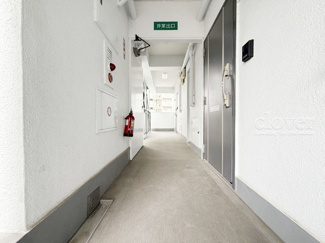 【その他共用部分】 | マンションの共用廊下です。きれいに清掃されています。周囲のお部屋の様子も、ぜひ伺ってみてください。～即日のご見学可能～　お問合せはお気軽にどうぞ。