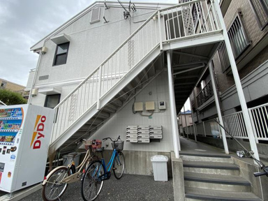 自転車置場とメールボックス