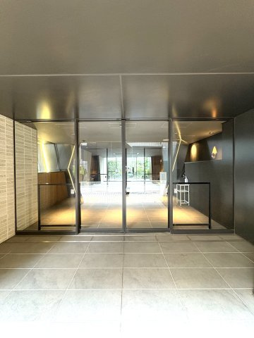 CITY & SHONAN BALANCE — プレディア鵠沼橋のエントランス