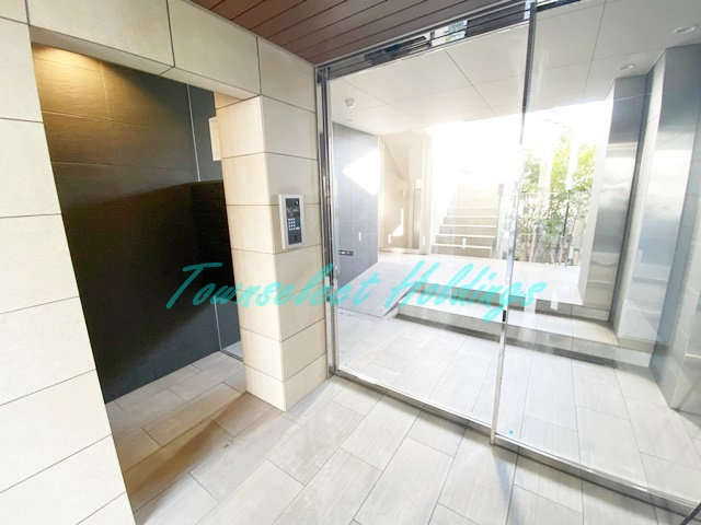 ホワイトアーミン湘南のエントランス