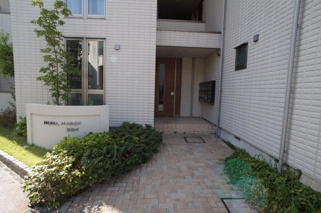 ヘーベルメゾン逆瀬川のエントランス