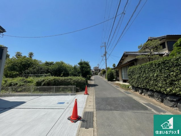 ★29(土)30(日)現地見学可能！★南丹市園部町城南町　限定1邸の前面道路含む現地写真|周辺は閑静な住宅街！前面道路広々で車の出し入れも便利です。駐車が苦手な方でも安心して車庫入れできます！