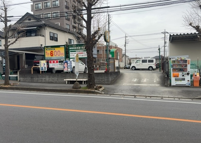 【外観】 | 土地を買う際、住む地域の自治体や福祉の補助制度にも注目してみましょう。子供や老人の医療補助やゴミ出しのルールなど、自治体によってルールに大きな違いがあるため、暮らしやすい土地で判断するとよいでしょう。