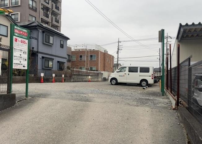 【外観】 | 隣家の土地はどうなっているのか、生活利便施設が近くにあるのか、学校まで近いかなど、お客様のライフスタイルにあわせたイメージが重要です。また、近くにあると困る施設が近くにないかも確認するといいでしょう。