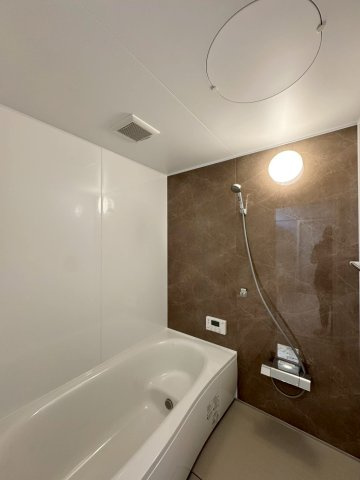 ★平屋★ーノーステックー小倉南区守恒本町1丁目ー新築戸建て　　【小倉南区　新築戸建て】の浴室|半身浴ができるベンチ付の節水型浴槽です♪【小倉南区　新築戸建て】