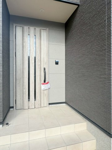 ★平屋★ーノーステックー小倉南区守恒本町1丁目ー新築戸建て　　【小倉南区　新築戸建て】の玄関|白い玄関ドアがお洒落♪　【小倉南区　新築戸建て】