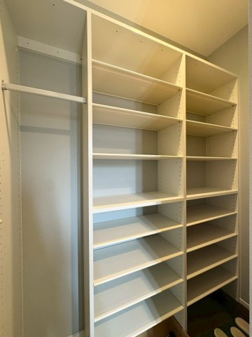 ★平屋★ーノーステックー小倉南区守恒本町1丁目ー新築戸建て　　【小倉南区　新築戸建て】の玄関|玄関横のシューズボックスは、可動棚で大容量の収納です♪　