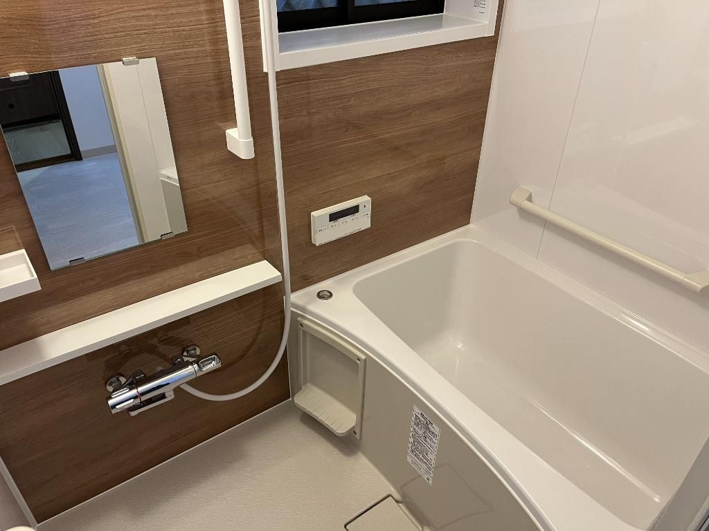 鶴見区安田１丁目中古戸建の浴室|ゆったり体を休めることができる浴槽。手すりつきであ