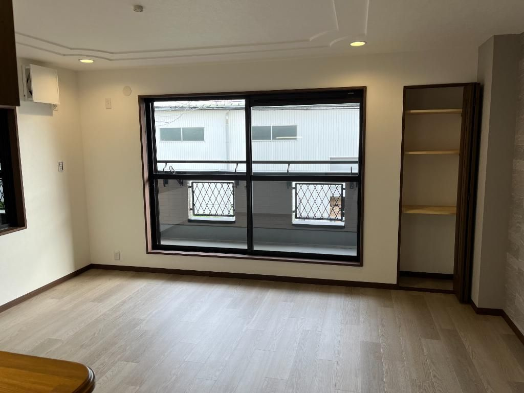 鶴見区安田１丁目中古戸建の居間・リビング|バルコニーからたっぷり陽光が差し込みます！