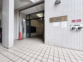 【エントランス】 | お客様を、そして住人を出迎えてくれるマンションのエントランス。ゴミが落ちていないことからも、管理状態の良さや住民の節度の高さが見て取れます。～即日のご見学可能～　お問合せはお気軽にどうぞ。