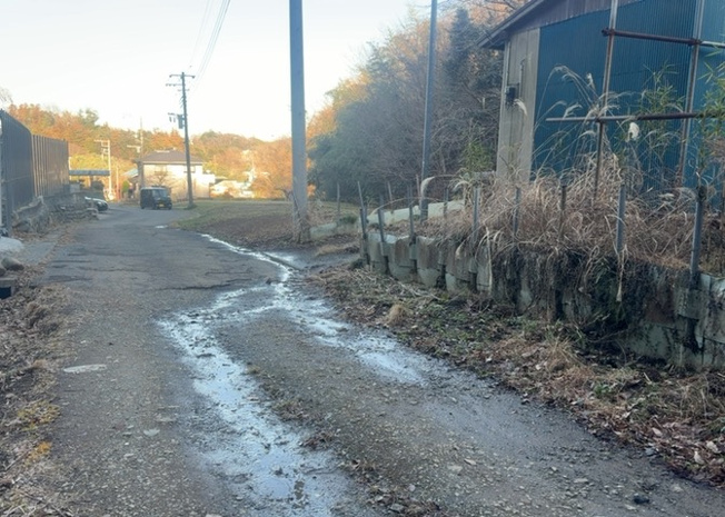 【外観】 | 土地の前の道路に消火栓が設置されていることがあります。この場合、道路交通法第45条第1項により、駐車禁止の場所が指定されています。そのため、車庫などの駐車スペースをつくることができない場合があります。