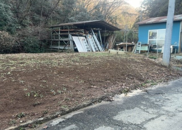 【外観】 | 隣家の土地はどうなっているのか、生活利便施設が近くにあるのか、学校まで近いかなど、お客様のライフスタイルにあわせたイメージが重要です。また、近くにあると困る施設が近くにないかも確認するといいでしょう。