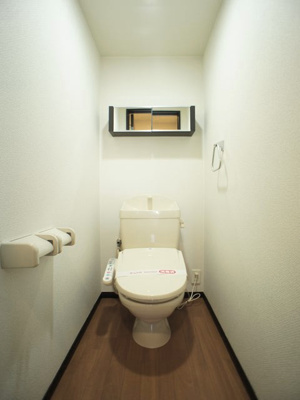 【トイレ】 | リバレイン | 温水洗浄暖房便座、収納棚付きのトイレです。